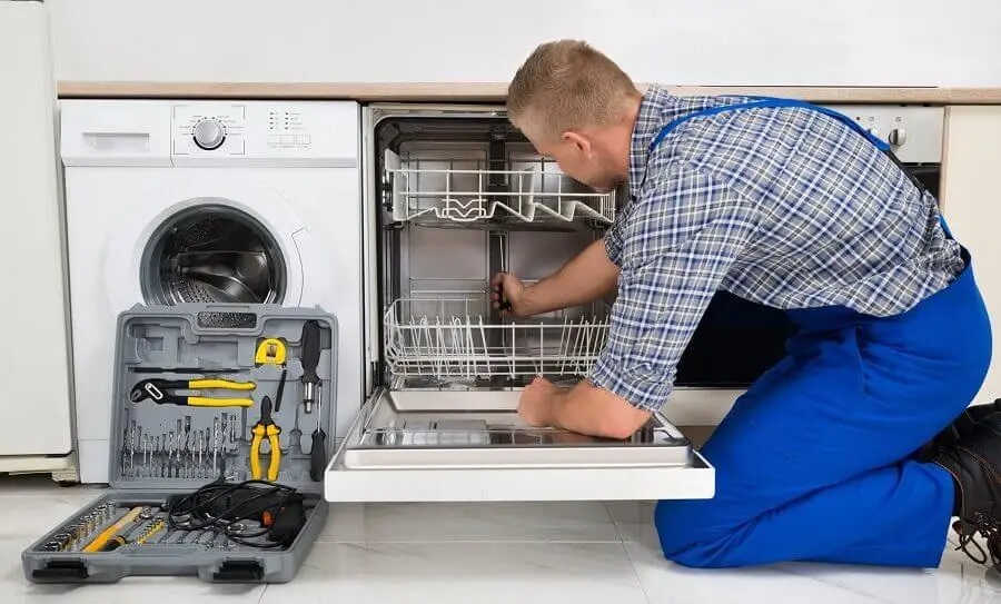 Gümüşova Gaggenau servisi teknisyen ekibi beyaz eşya tamiri yaparken